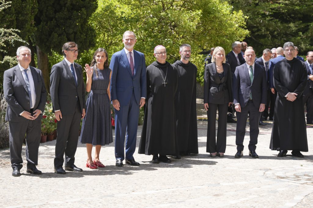 La reina Letizia vuelve a conquistarnos con su look