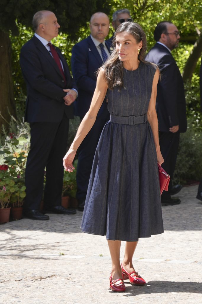 Un vestido denim midi