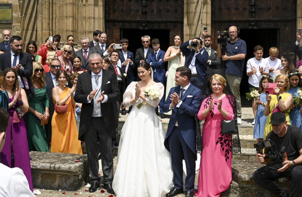 Numerosos invitados Chema Esteban Ortega y Lorena Elorriaga