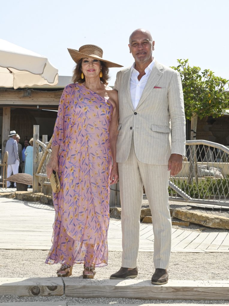 Look veraniego Ana Rosa Quintana y Juan Muñoz
