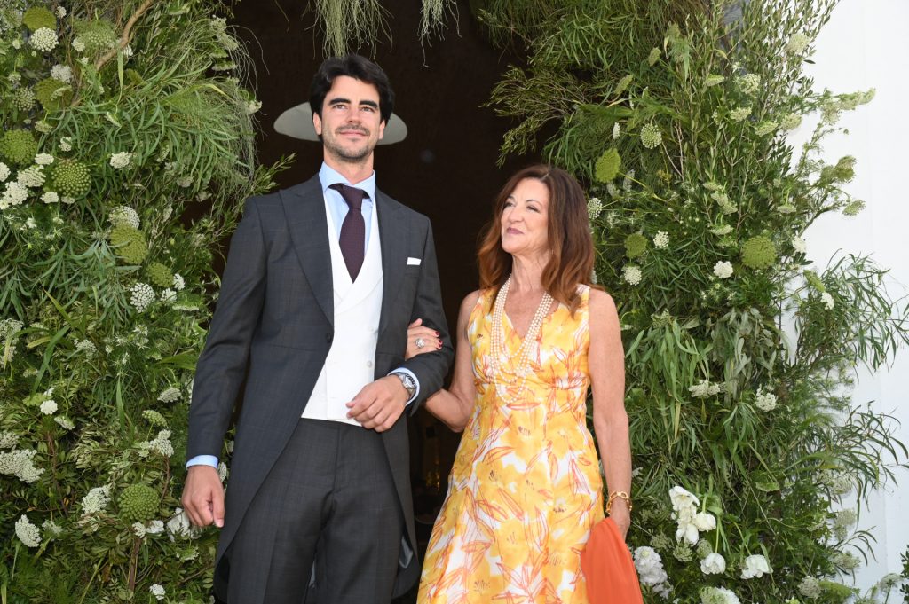 Elegante chaqué oscuro Vicente Benítez y Beatriz Bachiller
