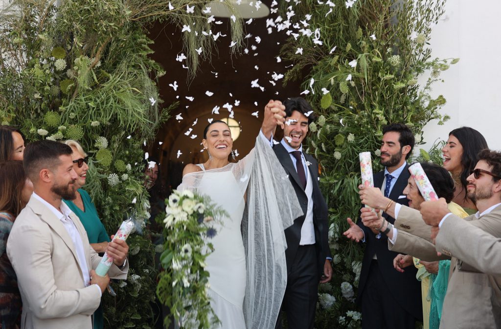 Lluvia de pétalos Vicente Benítez y Claudia Jiménez