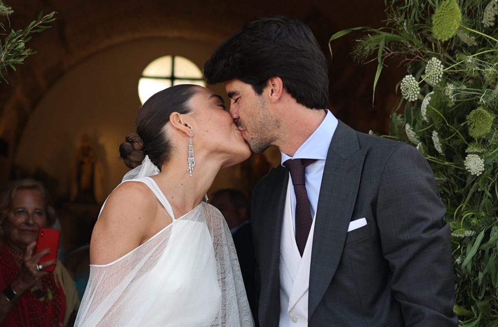 Escote discreto Vicente Benítez y Claudia Jiménez