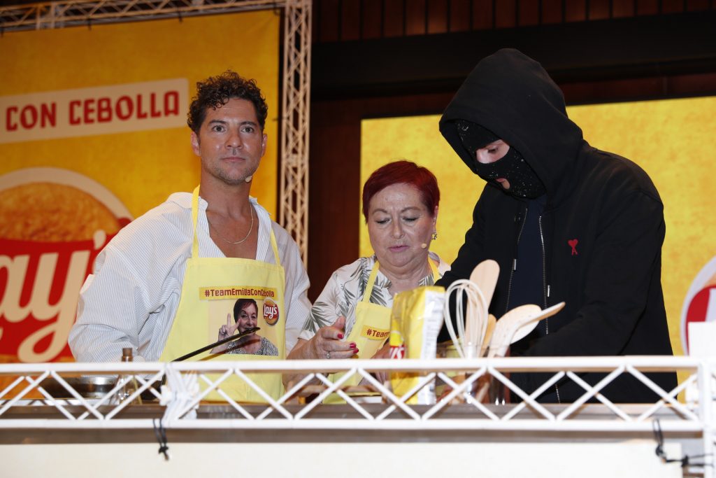 Dos abuelas al mando David Bisbal y Ceciarmy