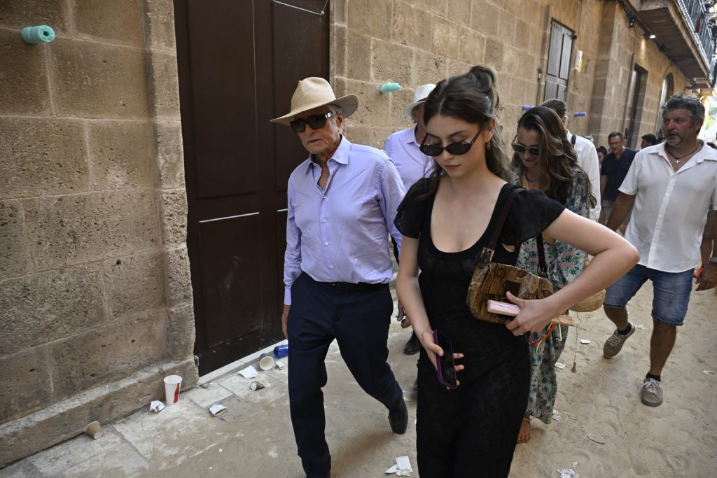 Dos visitantes más Michael Douglas y su hija Carys Zeta Douglas