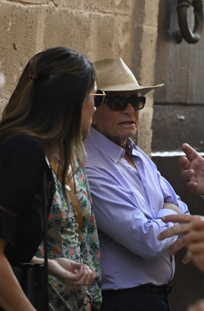 Visita a uno de los restaurantes de Es Mercadal Michael Douglas y su hija Carys Zeta Douglas