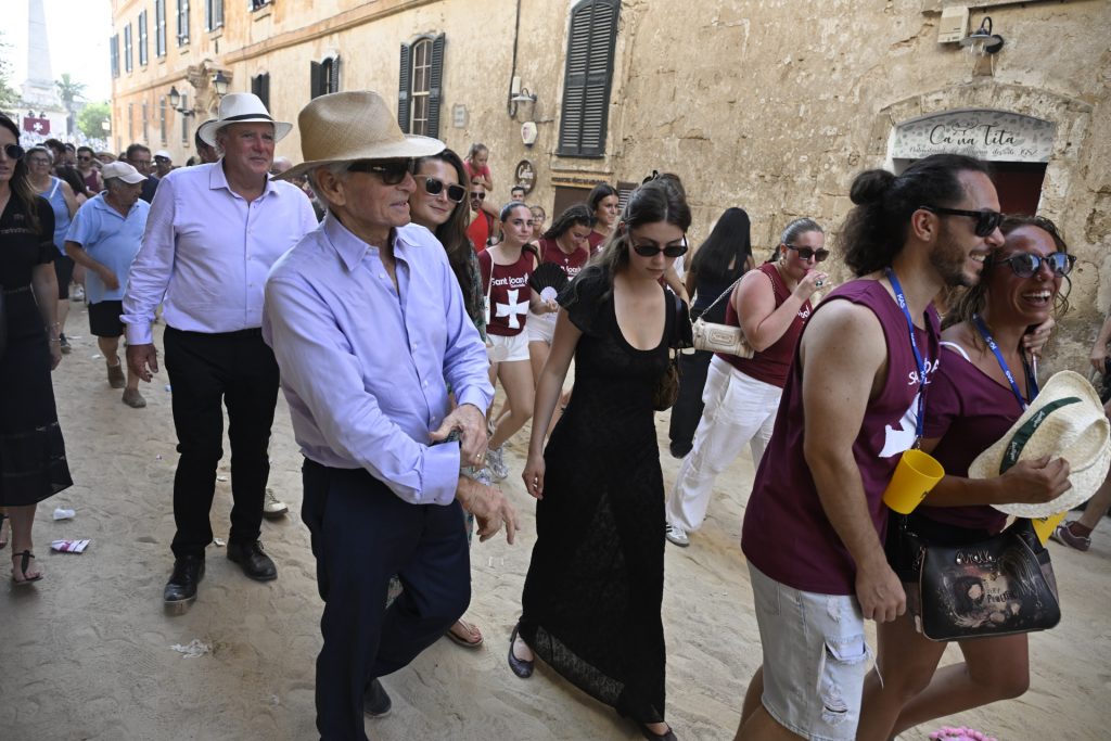 De Mallorca a Menorca Michael Douglas y su hija Carys Zeta Douglas