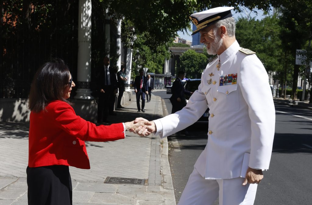 Futuros oficiales Margarita Robles saluda a Felipe VI