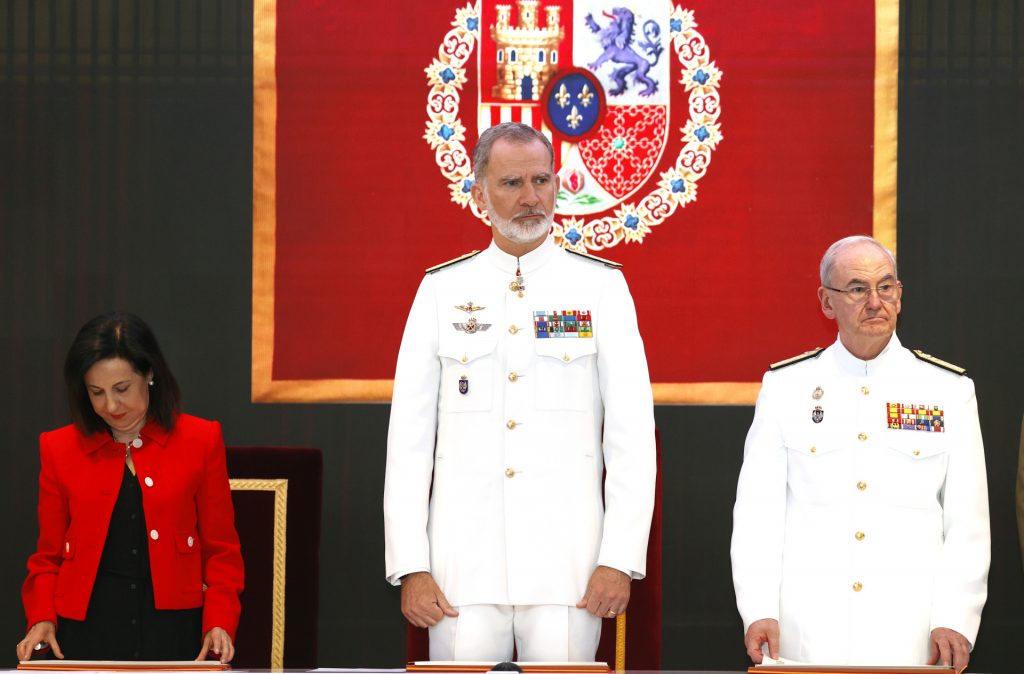 Junto a Margarita Robles Felipe VI, con Margarita Robles y Teodoro E. López Calderón