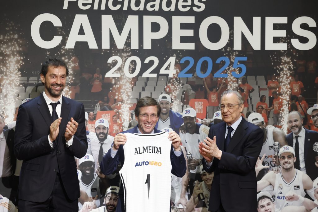 Recepción en el Palacio de Cibeles Recepción en el Ayuntamiento de Madrid del Real Madrid de Baloncesto
