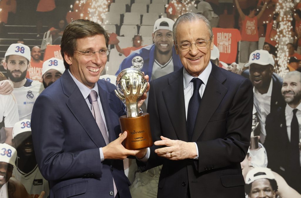 Camiseta y trofeo José Luis Martínez-Almeida y Florentino Pérez