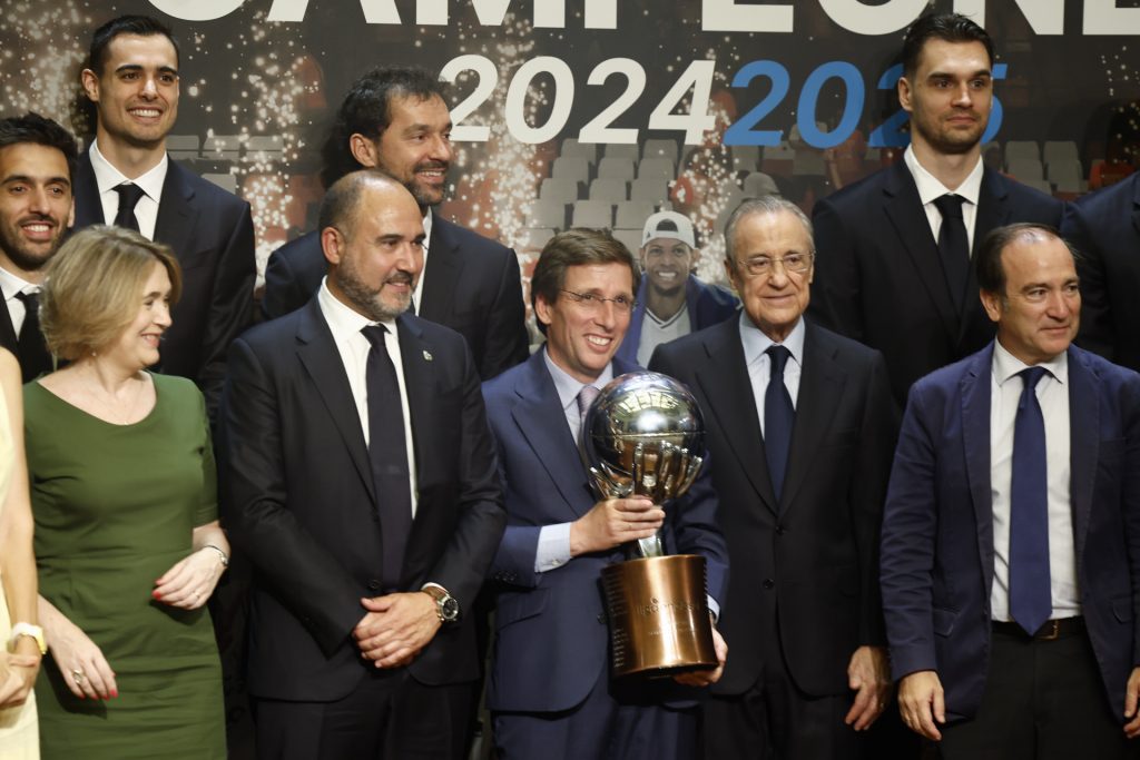 Repitiendo su primer acto oficial Recepción en el Ayuntamiento de Madrid del Real Madrid de Baloncesto