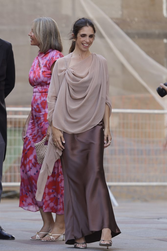 Vestido chocolate y chal nude Elena Furiase