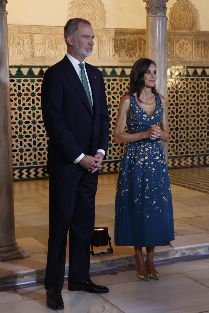 Reina Letizia: Carolina Herrera y apliques dorados Los reyes Felipe VI y Letizia