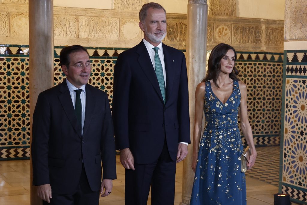 Felipe VI cita a Machado: “Hoy es siempre todavía” Los Reyes junto al ministro español de Asuntos Exteriores, José Manuel Albares