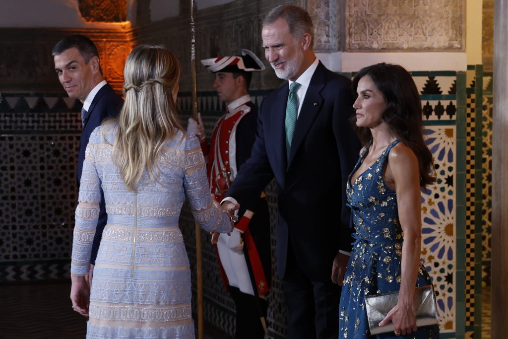 Reina Letizia: pendientes florales Los reyes Felipe VI y Letizia