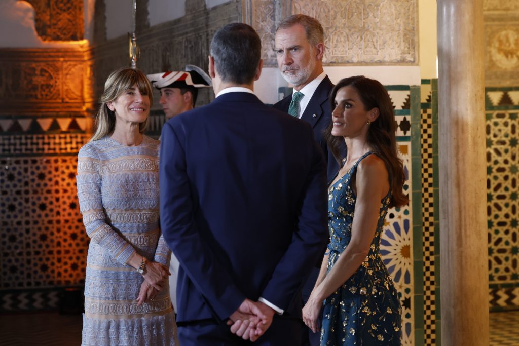 Más de 100 invitados Los Reyes recibiendo a Begoña Gómez y Pedro Sánchez