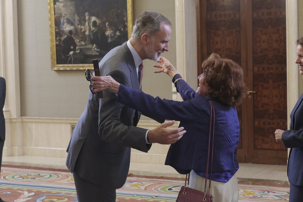 Un abrazo espontáneo El rey Felipe VI y Carmen Iglesias