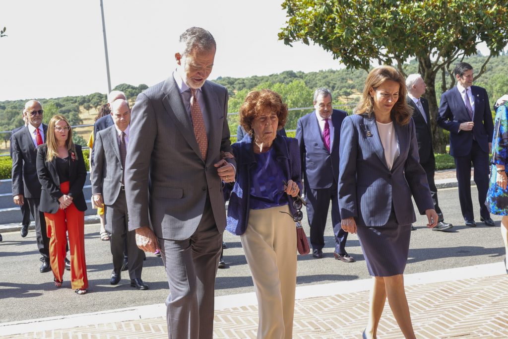 Un ejemplar dedicado para el Rey El rey Felipe VI y Carmen Iglesias