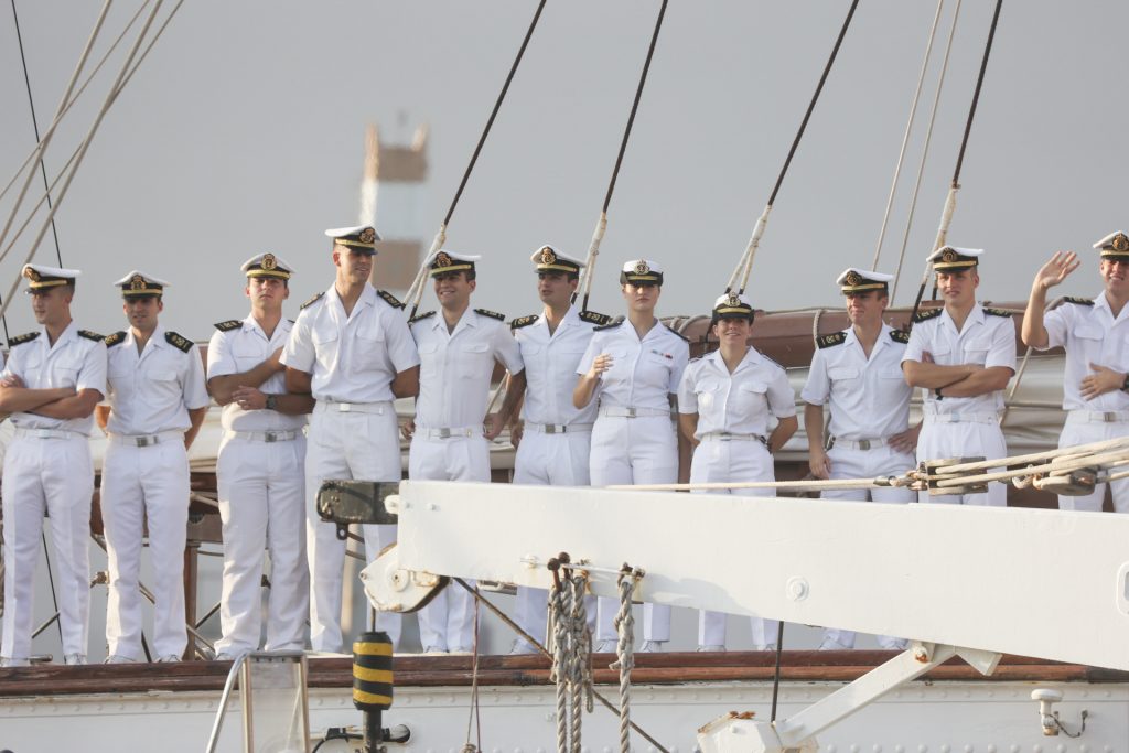Reencuentro con sus compañeros guardamarinas La princesa Leonor en el Juan Sebastián Elcano