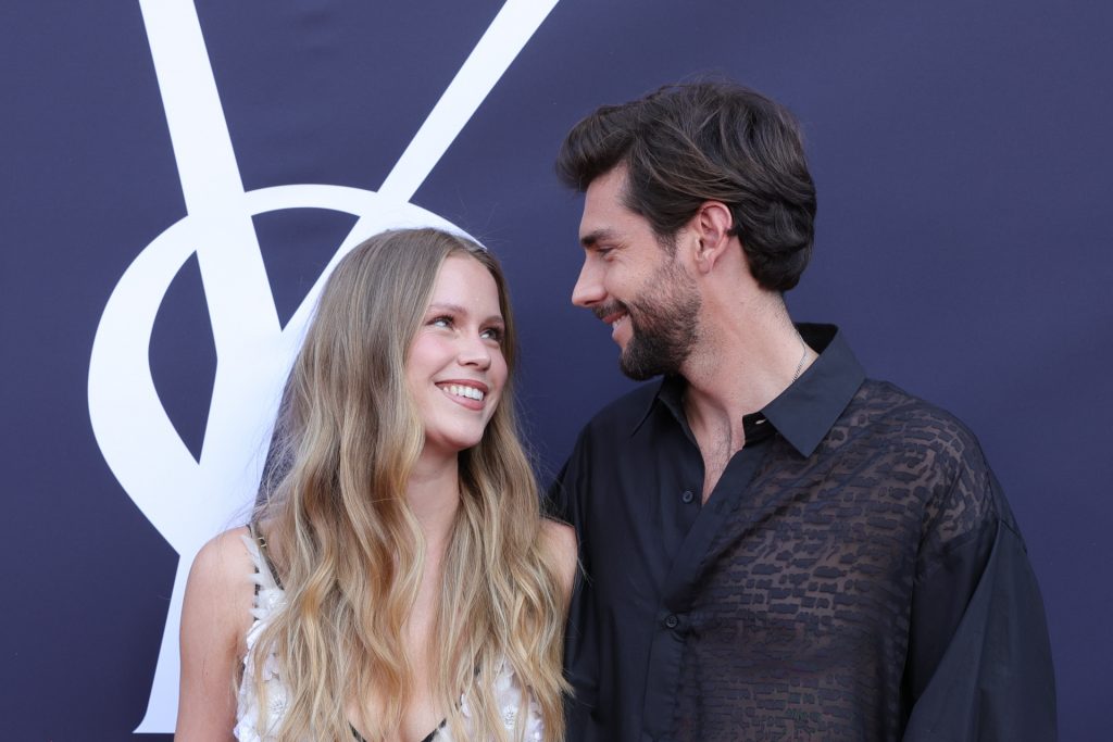 Melanie Kroll y Álvaro Soler