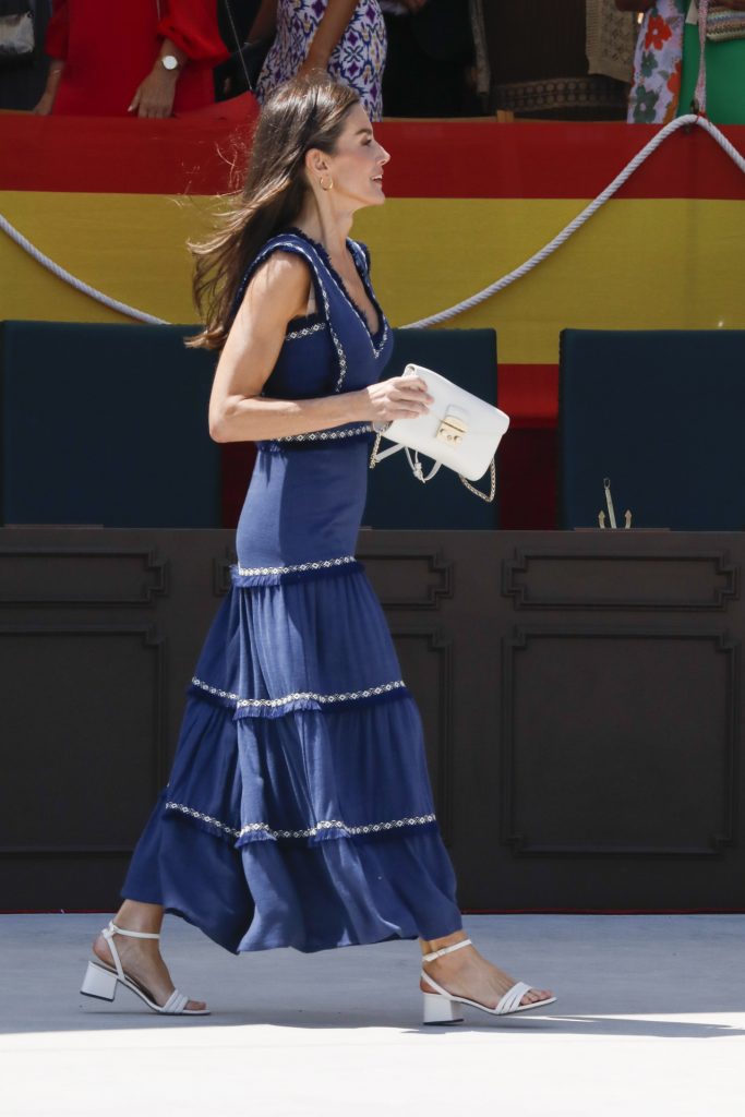 Sandalias de Hugo Boss y bolso de Furla La reina Letizia