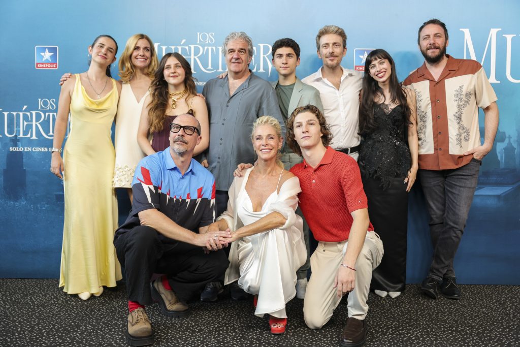 Belén Rueda con el elenco de 'Los Muértimer'