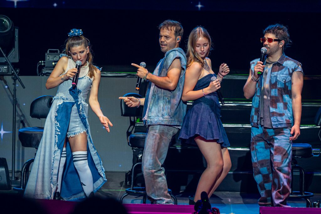 Valeria Mazza, entre los asistentes Erreway con Taína Gravier
