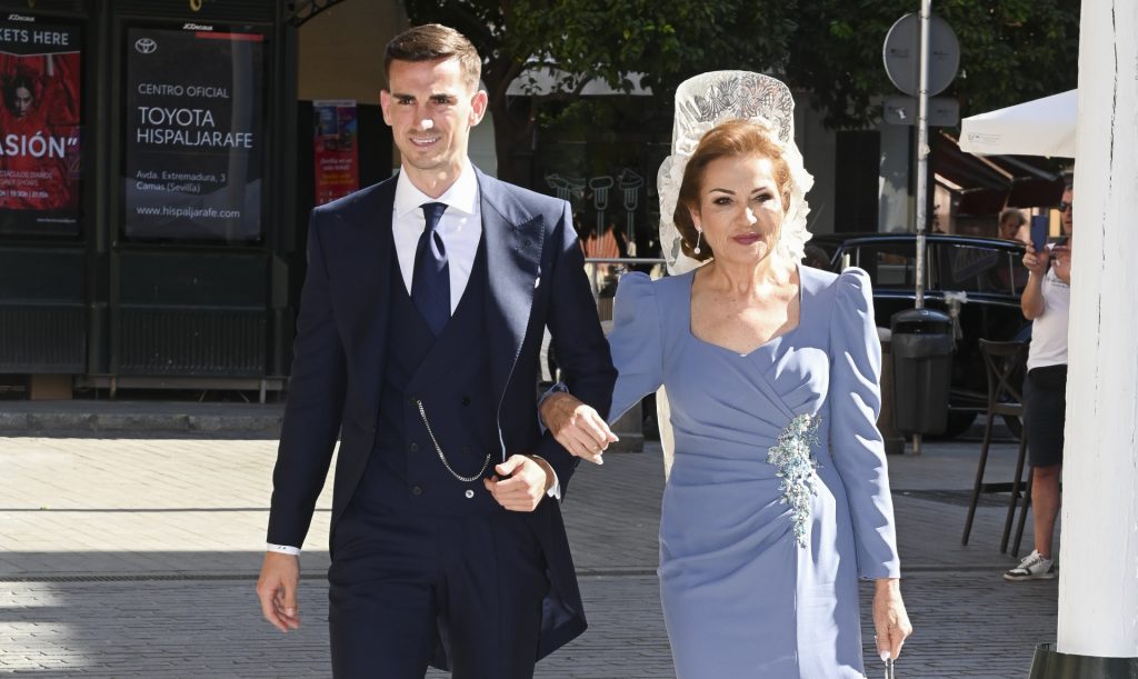 Fabián, de la mano de su madre Fabián Ruiz y Charo Peña