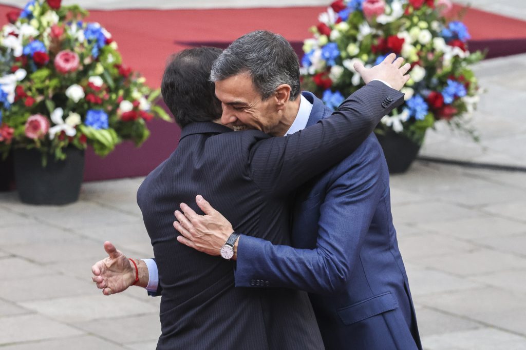 Reducir la igualdad Gabriel Boric y Pedro Sánchez