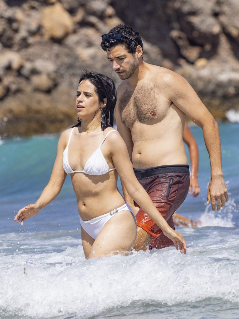 Disfrutando del sol de Formentera Camila Cabello y Henry Junior