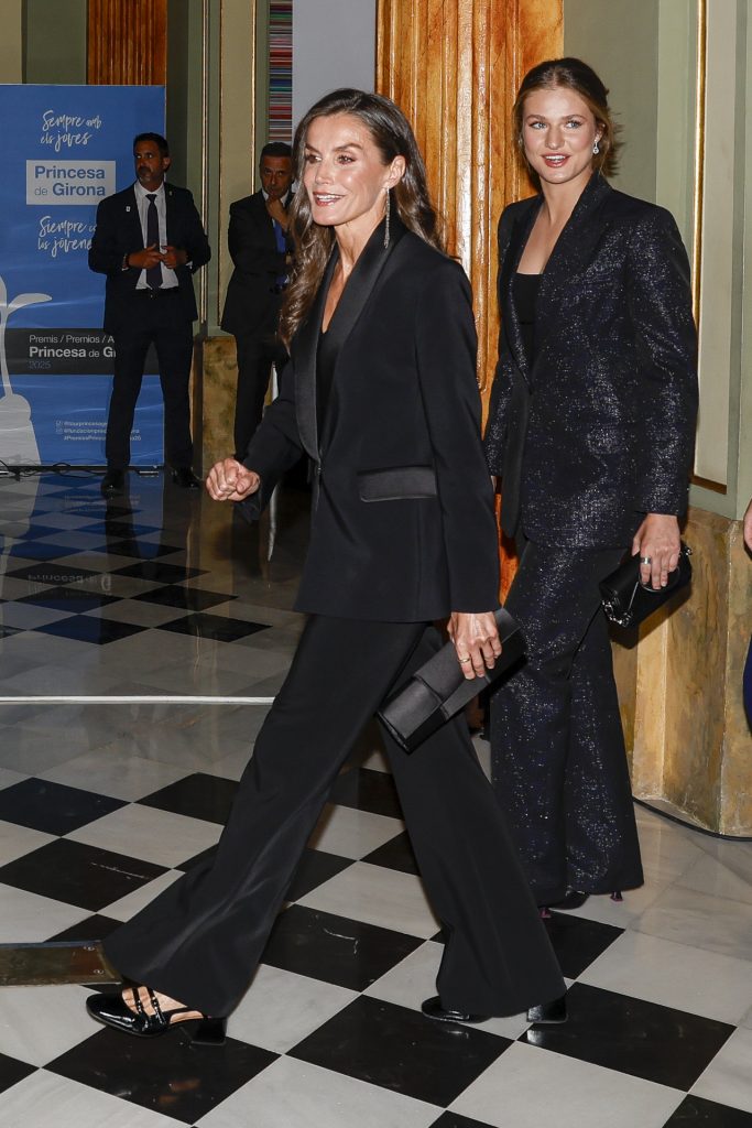 Complementos en negro La reina Letizia con la princesa Leonor