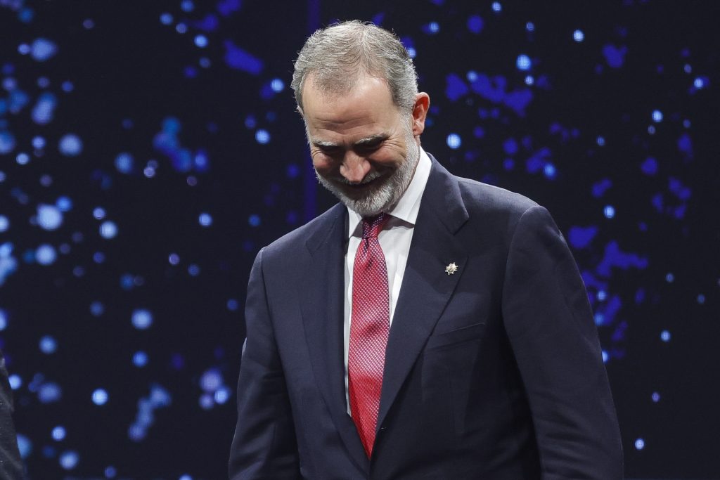 Actitud cómplice y gestos espontáneos El rey Felipe VI