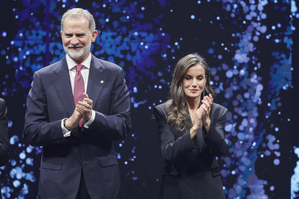 Reina Letizia: sofisticación consciente con sello catalán El rey Felipe VI y la reina Letizia