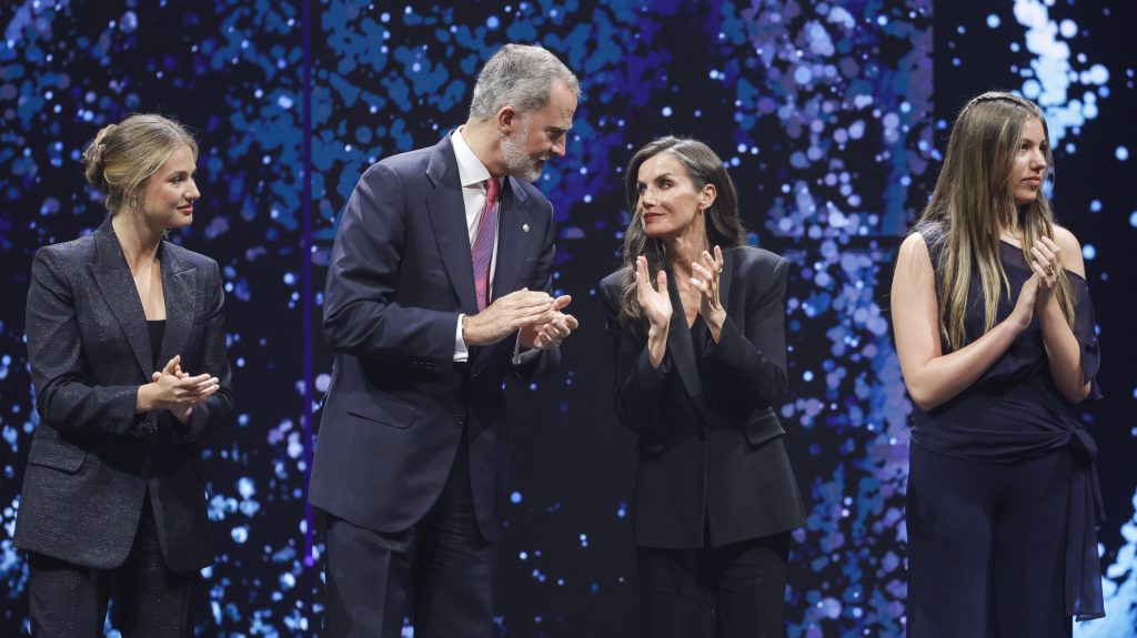 Rey Felipe VI: elegancia sobria con guiños emocionales El rey Felipe VI y la reina Letizia