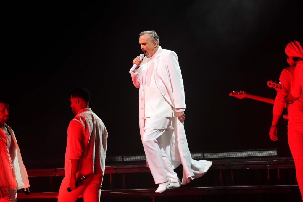 De blanco total Miguel Bosé en Starlite Marbella