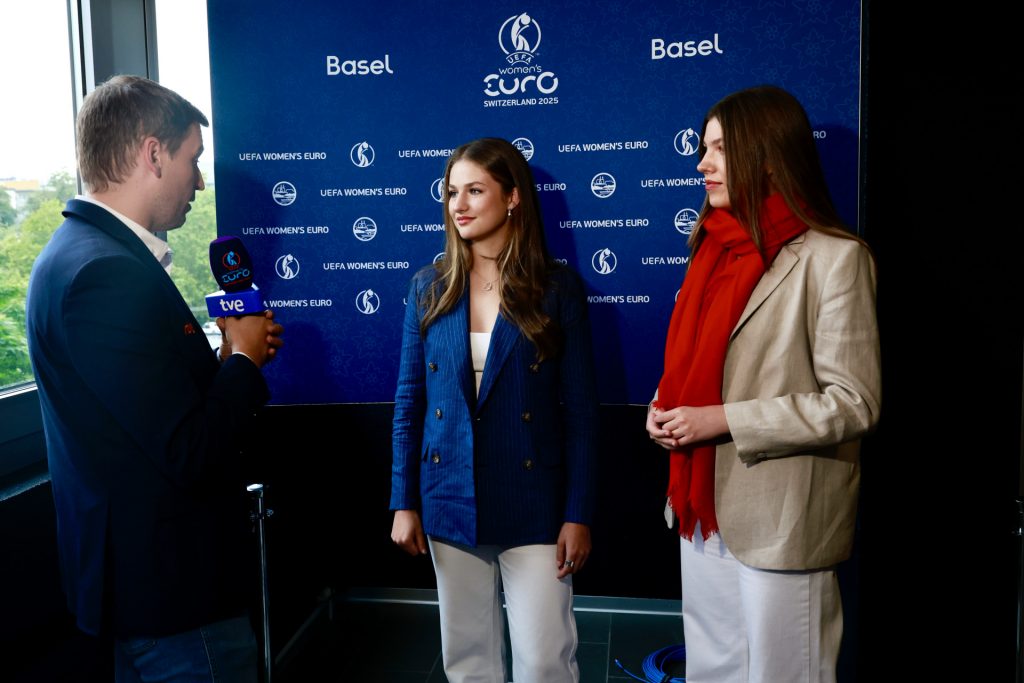 Ánimos y esperanzas antes del partido La princesa Leonor y la infanta Sofía
