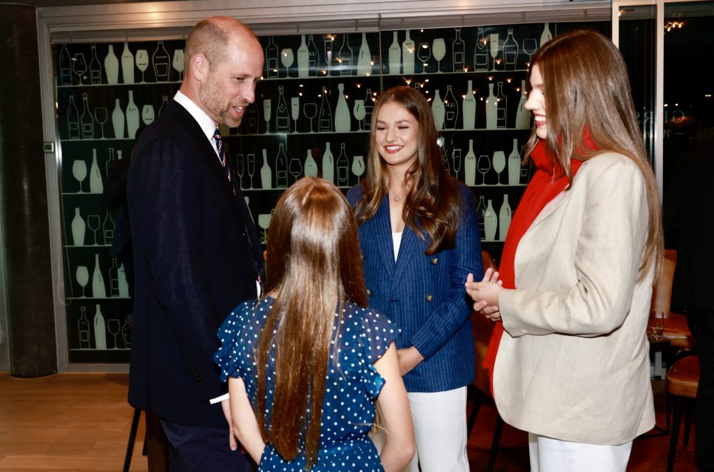 En el palco del estadio St. Jakob-Park de Basilea La princesa Leonor y la infanta Sofía, con el príncipe Guillermo de Inglaterra y su hija Charlotte