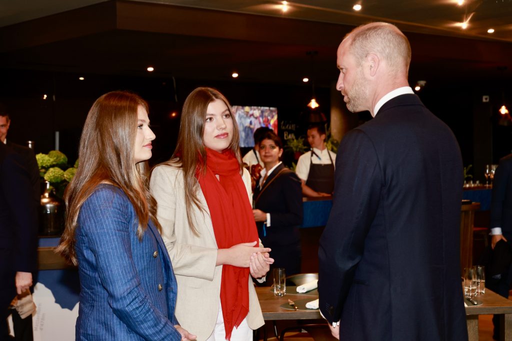 Futuras generaciones reales La princesa Leonor y la infanta Sofía, con el príncipe Guillermo de Inglaterra