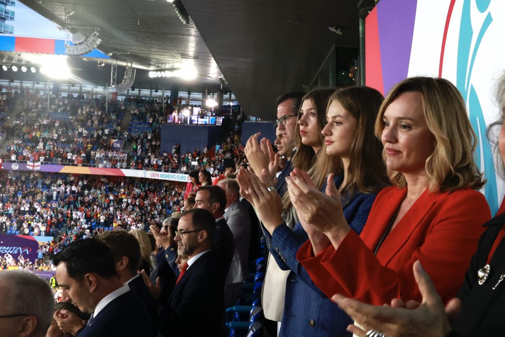 Estilo, emoción y fútbol La princesa Leonor y la infanta Sofía