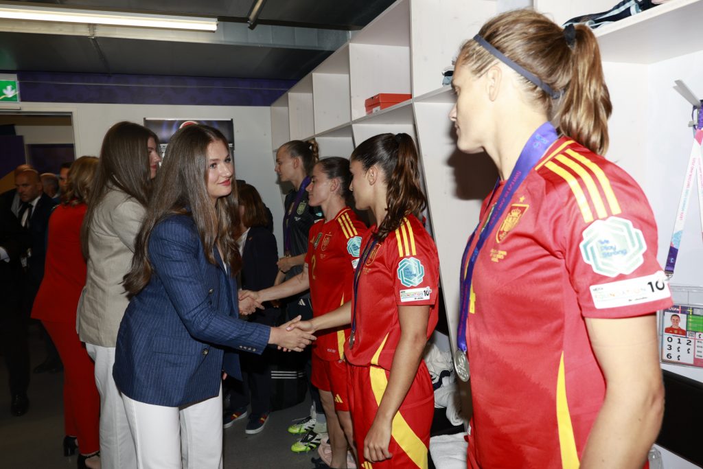 De la emoción al consuelo La princesa Leonor y la infanta Sofía con la selección española femenina de fútbol
