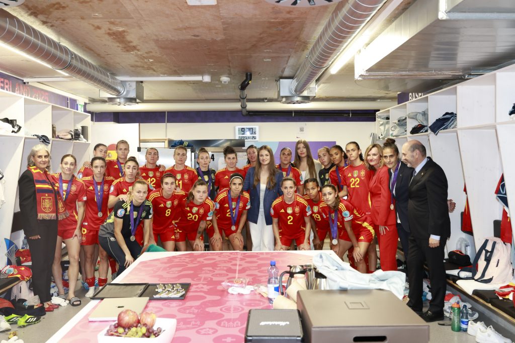 España gana el respaldo real de Leonor y Sofía La princesa Leonor y la infanta Sofía con la selección española femenina de fútbol