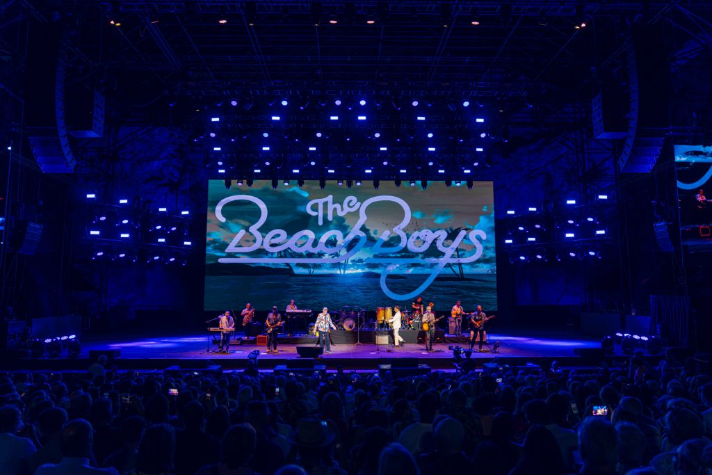 El auditorio en pie cantando y bailando The Beach Boys