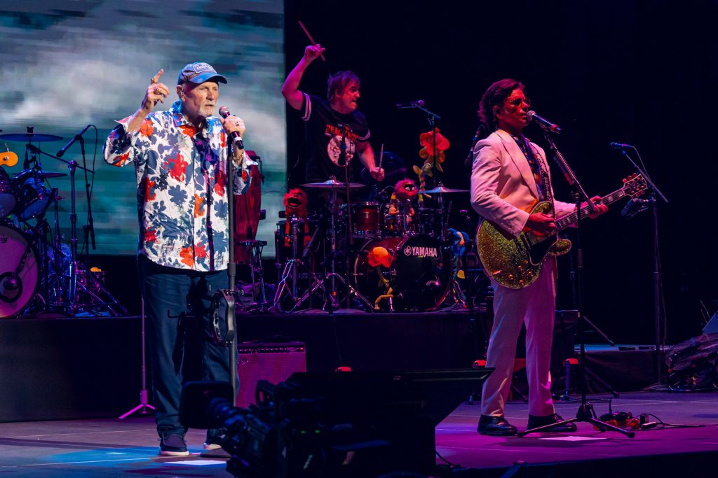 John Stamos sobre el escenario The Beach Boys