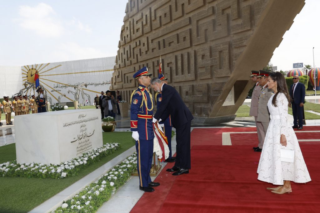 Los reyes Felipe VI y Letizia en la Tumba del Soldado Desconocido de Nasr