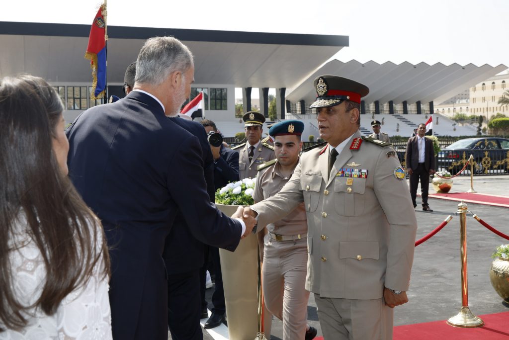 Los reyes Felipe VI y Letizia en la Tumba del Soldado Desconocido de Nasr