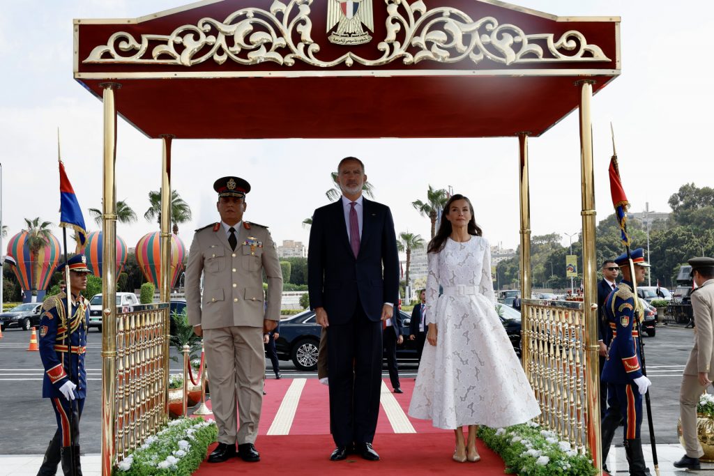 Los reyes Felipe VI y Letizia en la Tumba del Soldado Desconocido de Nasr
