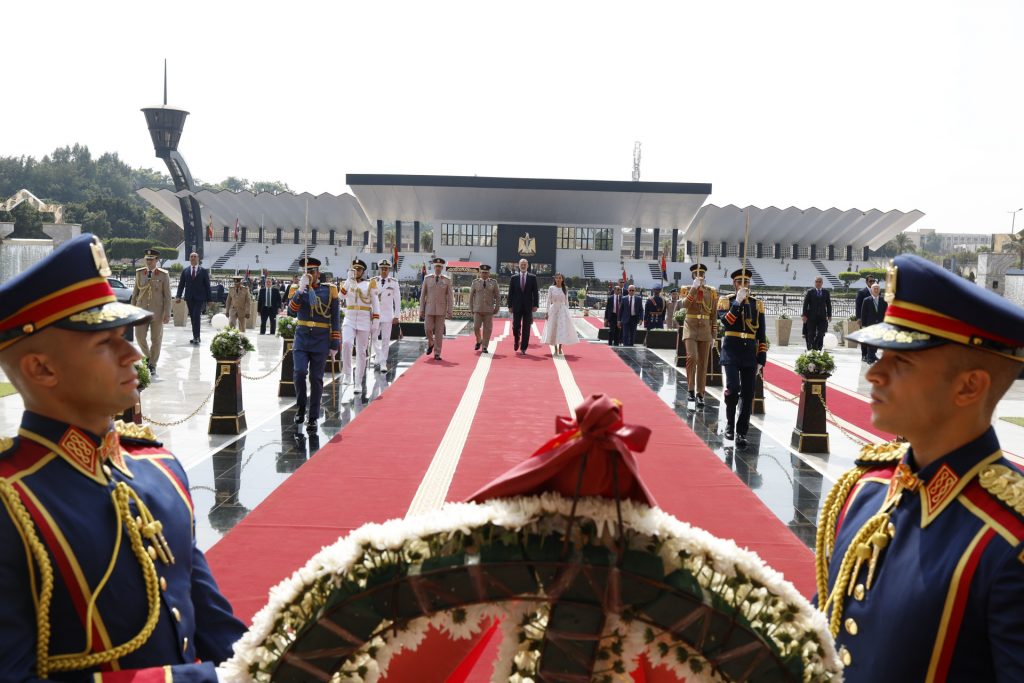 Los reyes Felipe VI y Letizia en la Tumba del Soldado Desconocido de Nasr