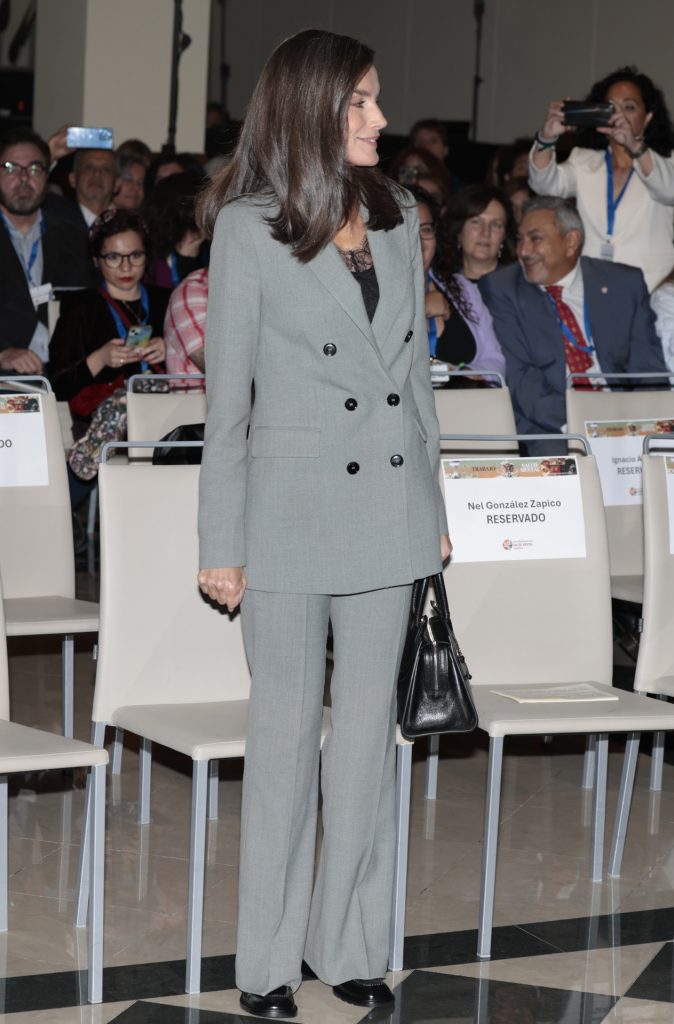 2024: traje gris de Mango La reina Letizia