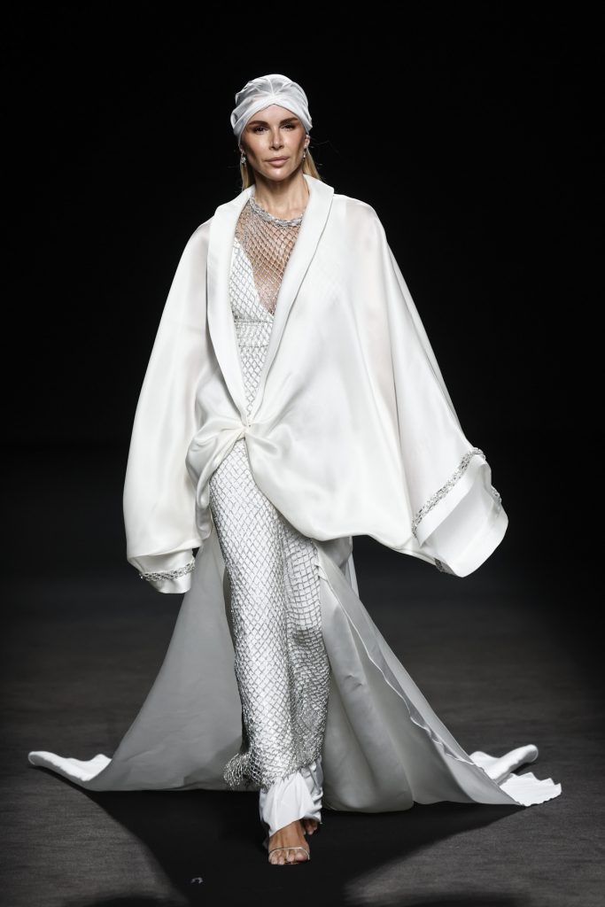 Águeda López en el desfile de Claro Couture